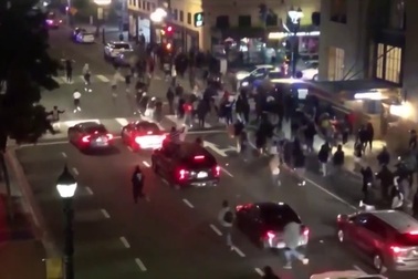 Video xe cảnh sát lao qua đám đông biểu tình tại Mỹ