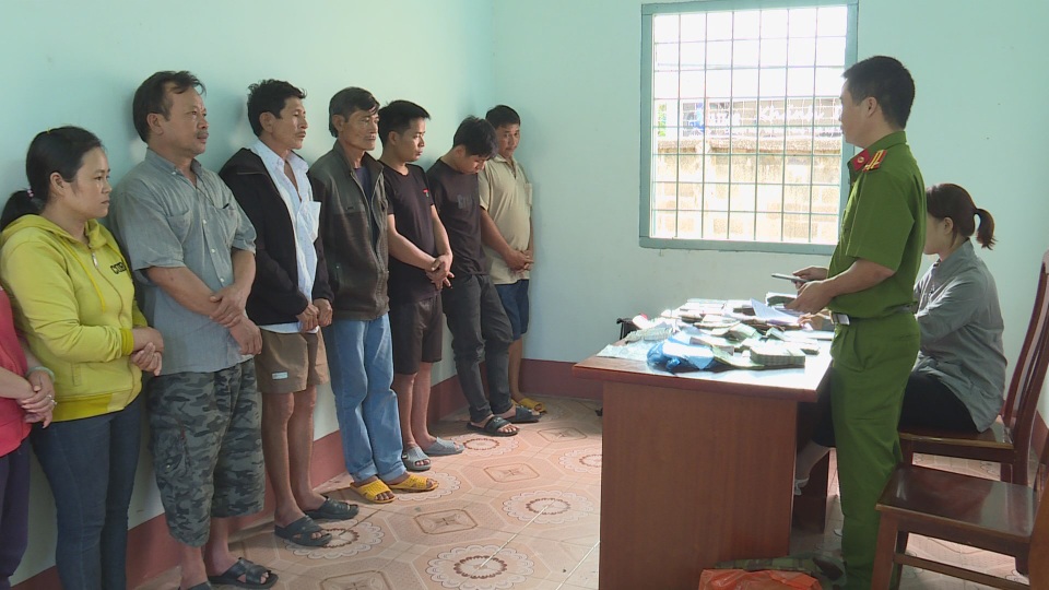 Triệt phá đường dây số đề trên 200 triệu mỗi ngày tại huyện vùng sâu - 1 Triệt phá đường dây số đề trên 200 triệu mỗi ngày tại huyện vùng sâu - 1