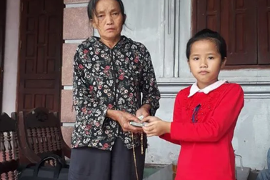 Học sinh lớp 3 trả lại tiền, vàng cho người đánh rơi