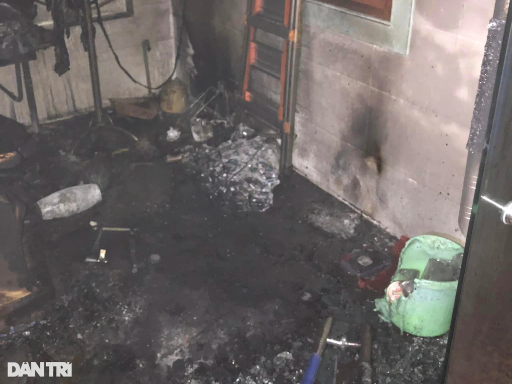 Kịp thời cứu 4 người kẹt trong căn nhà cháy - 2