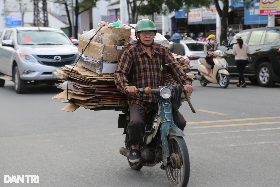 Xe ba gác ngược xuôi, tất tả gom nhặt những chuyến hàng Tết - 4 Xe ba gác ngược xuôi, tất tả gom nhặt những chuyến hàng Tết - 4