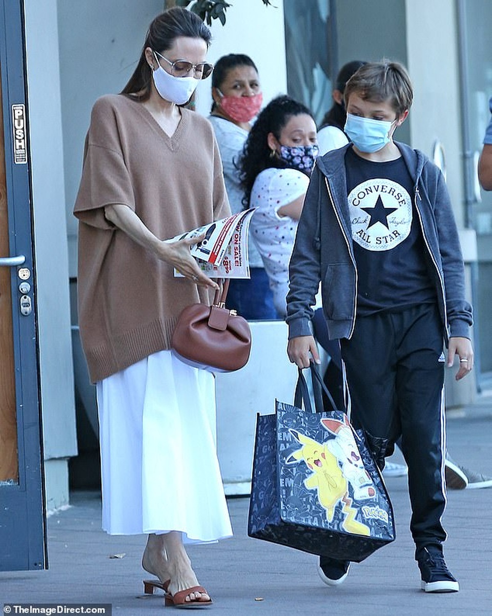 Angelina Jolie đeo khẩu trang đưa con ra phố - 1 Angelina Jolie đeo khẩu trang đưa con ra phố - 1