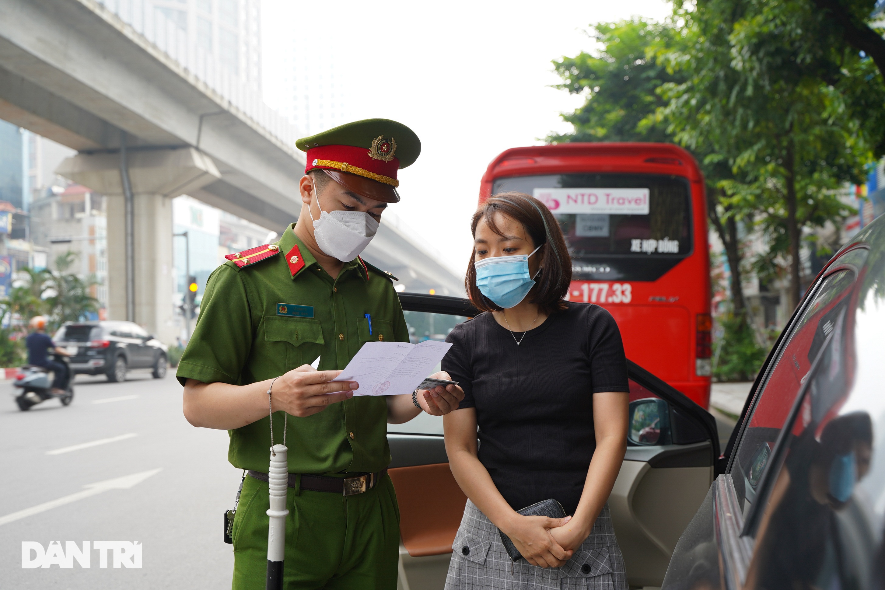 24 giờ tại các chốt kiểm soát cơ động khắp đường phố Thủ đô - 4 24 giờ tại các chốt kiểm soát cơ động khắp đường phố Thủ đô - 4
