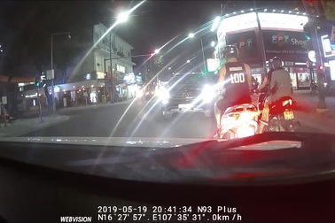 Xe Mercedes-Benz cố tình đi vào làn đường ngược chiều, uy hiếp nhiều phương tiện