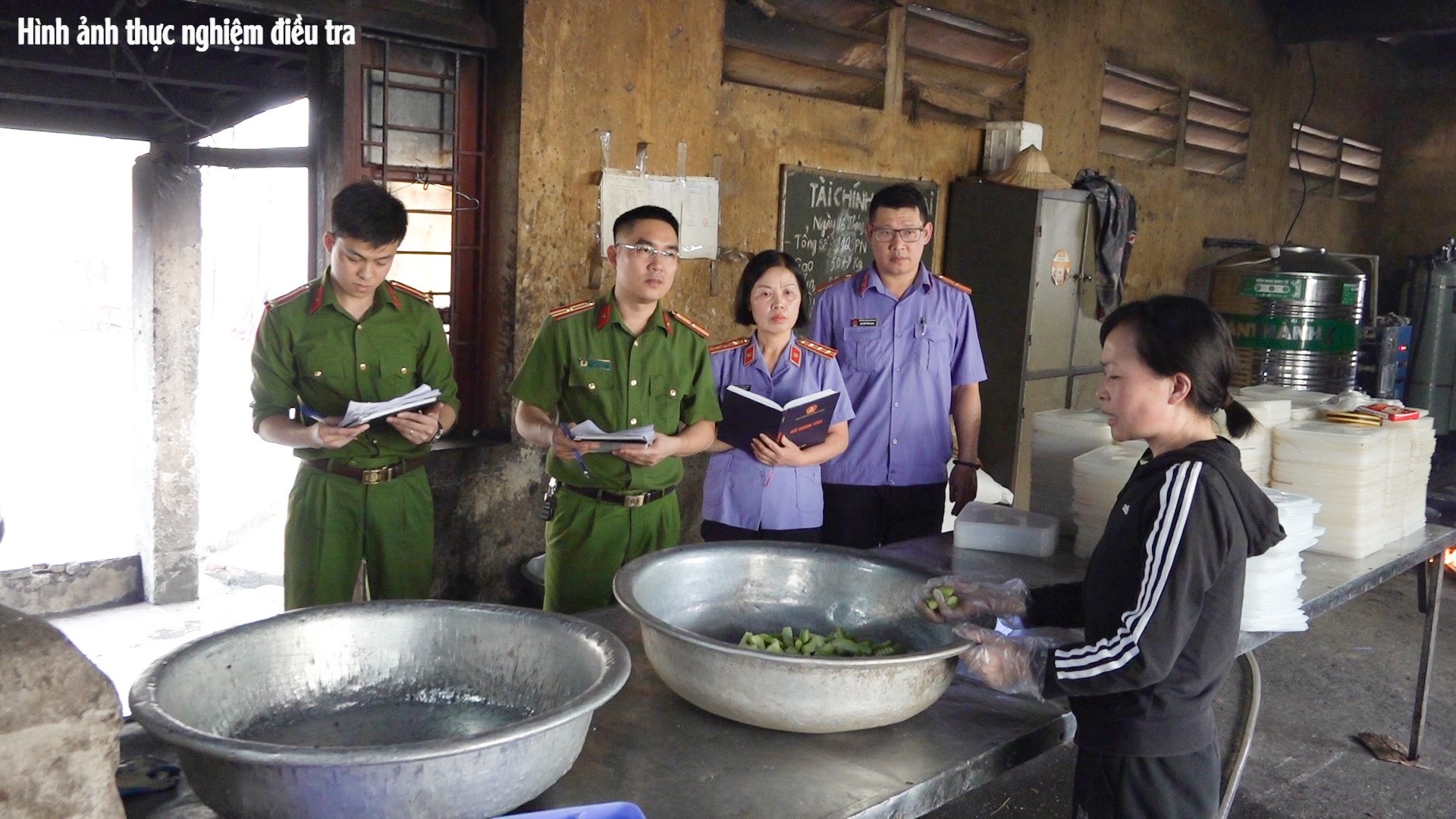 Depoimento chocante da mulher que colocou agrotóxicos na comida de 400 estudantes - 2 Lời khai gây sốc của người phụ nữ bỏ thuốc sâu vào thức ăn của 400 học sinh - 2