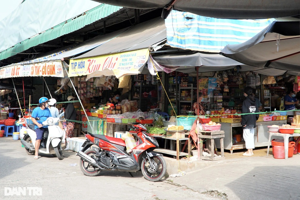 Chợ hoạt động trở lại, tiểu thương vừa mừng, vừa lo  - 1