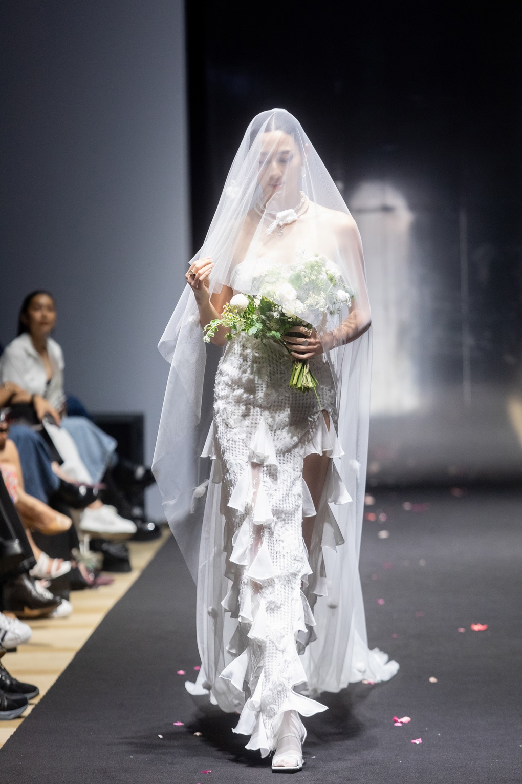 Lương Thùy Linh hóa cô dâu, tung hoa cưới trên sàn diễn thời trang - 1 Lương Thùy Linh hóa cô dâu, tung hoa cưới trên sàn diễn thời trang - 1