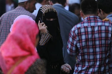 Tân Cương cấm hành khách đội khăn trùm đầu, để râu dài lên xe buýt