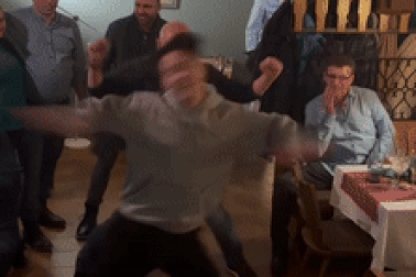 Chiều sếp, chàng trai Việt nhảy giữa nhóm người Đức hút 6 triệu lượt xem