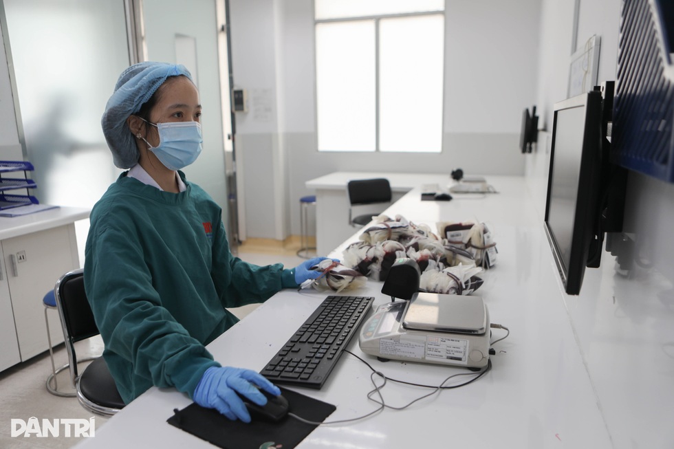 Giới trẻ ở TPHCM dậy từ 5h, đi hàng chục cây số để hiến tiểu cầu cứu người - 13