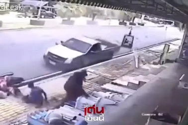 Gia đình 4 người thoát chết may mắn khi xe ô tô mất lái lao đến