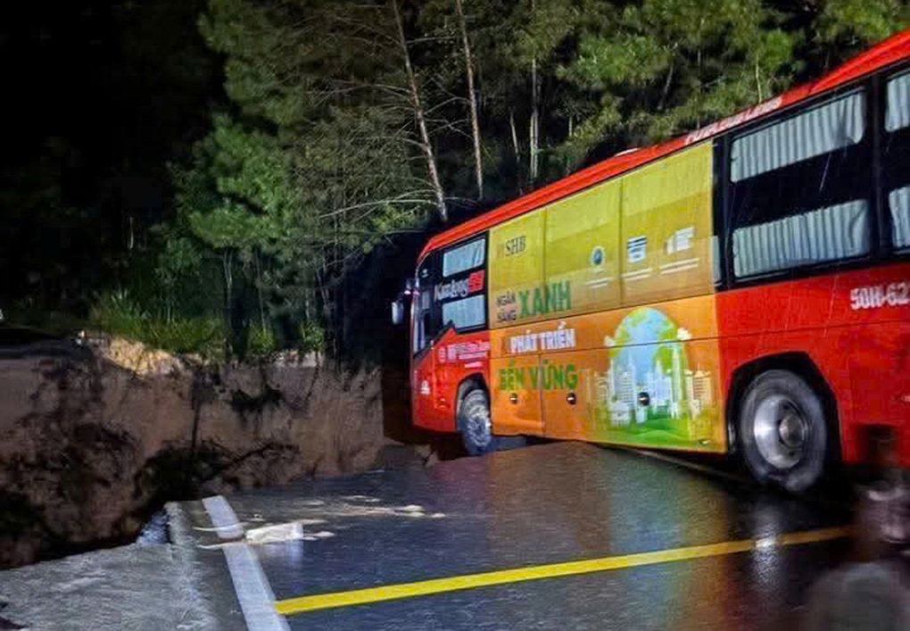 Đèo Mimosa ở Đà Lạt đứt gãy, đường nứt toác rộng 50m - 1