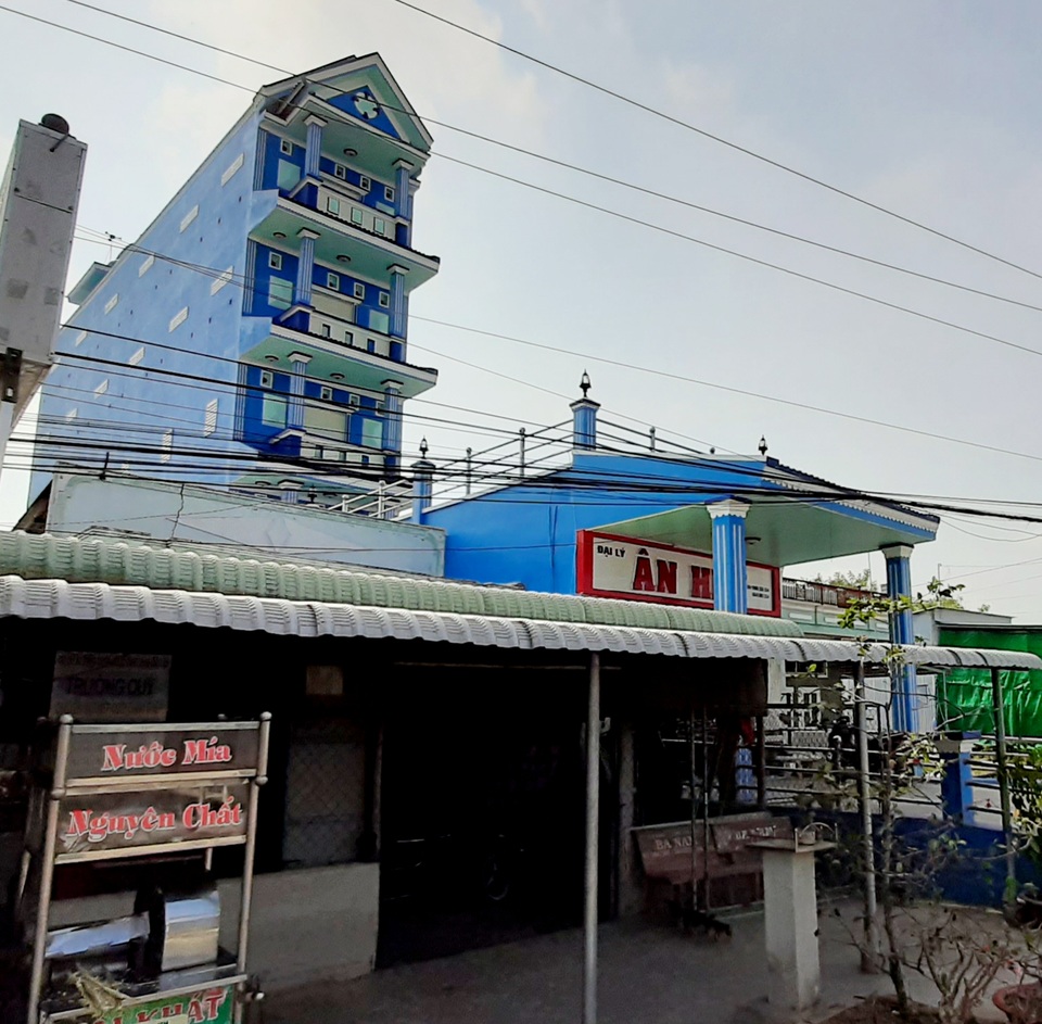 “Đại gia” miền biển xây công trình đồ sộ làm hư hỏng nhà dân - 2 “Đại gia” miền biển xây công trình đồ sộ làm hư hỏng nhà dân - 2