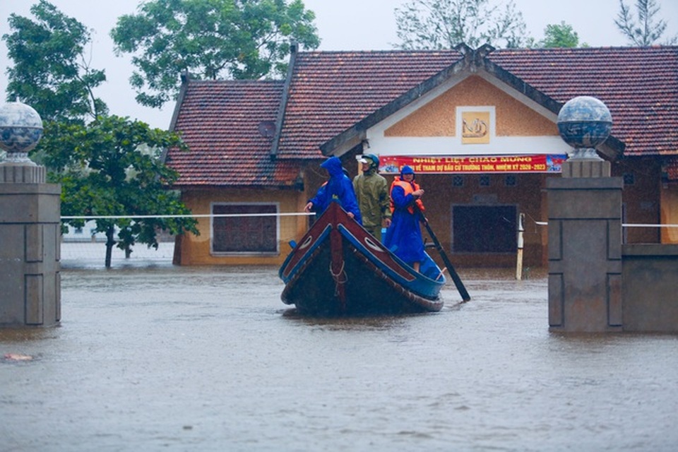 Thủ tướng tặng Bằng khen hàng trăm ngư dân đưa thuyền đi cứu người trong lũ - 2