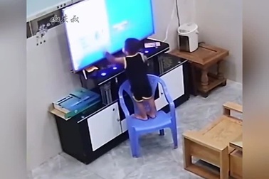 Những tình huống trẻ em tinh nghịch phá hỏng đồ đạc trong nhà