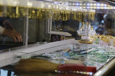 Vào tiệm đánh tráo vàng giả lấy vàng thật