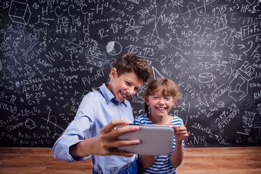 Đừng "cảnh giác" với công nghệ, hãy biến thiết bị công nghệ thành công cụ học cùng con