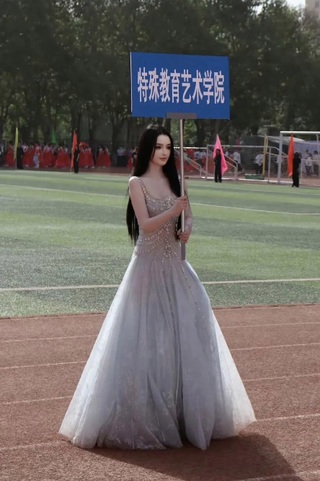 Nữ sinh câm điếc gây chú ý vì vẻ đẹp tựa như... AI tạo nên - 1