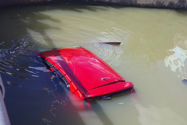 Xe con bị xe tải "ủi" bay xuống kênh, người dân đập cửa cứu tài xế