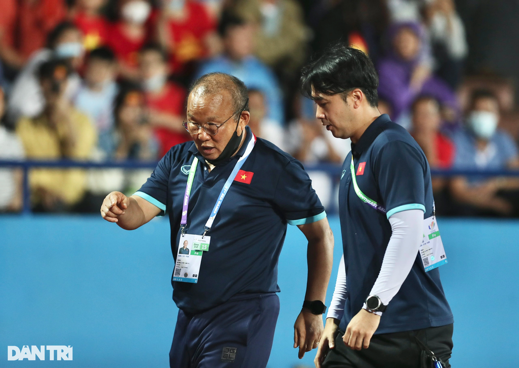 Lee Dong Jun: HLV Park Hang Seo lo cầu thủ mất tập trung ở AFF Cup - 1 Lee Dong Jun: HLV Park Hang Seo lo cầu thủ mất tập trung ở AFF Cup - 1