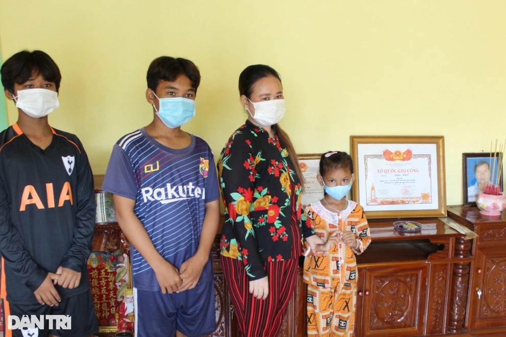 Trao bằng Tổ quốc ghi công cho gia đình người bán cá hy sinh khi cứu người - 3