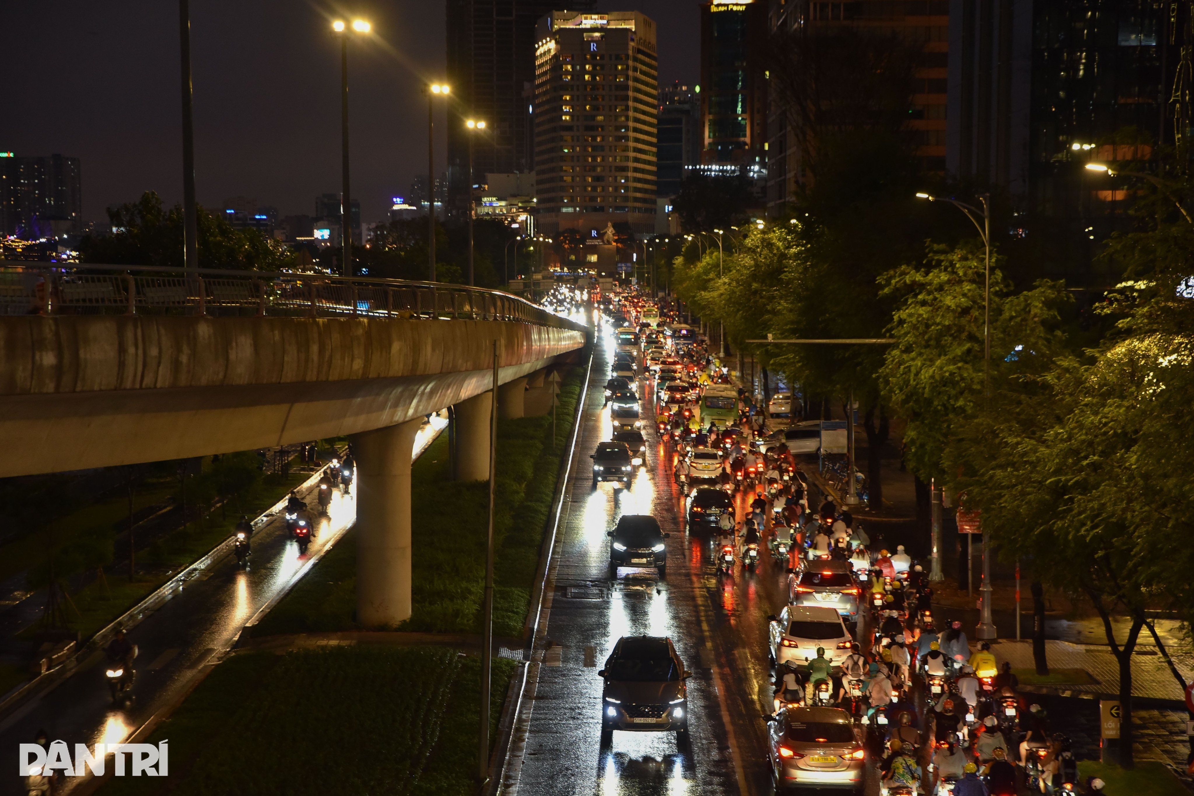 אנשים ותיירים צועדים במים לאחר גשם כבד בהו צ'י מין סיטי - 11 Người dân, du khách bì bõm lội nước sau cơn mưa lớn ở TPHCM - 11
