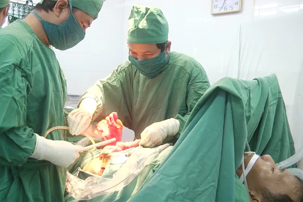 Cứu người đàn ông bị đạn bắn xuyên ổ bụng - 1 Cứu người đàn ông bị đạn bắn xuyên ổ bụng - 1
