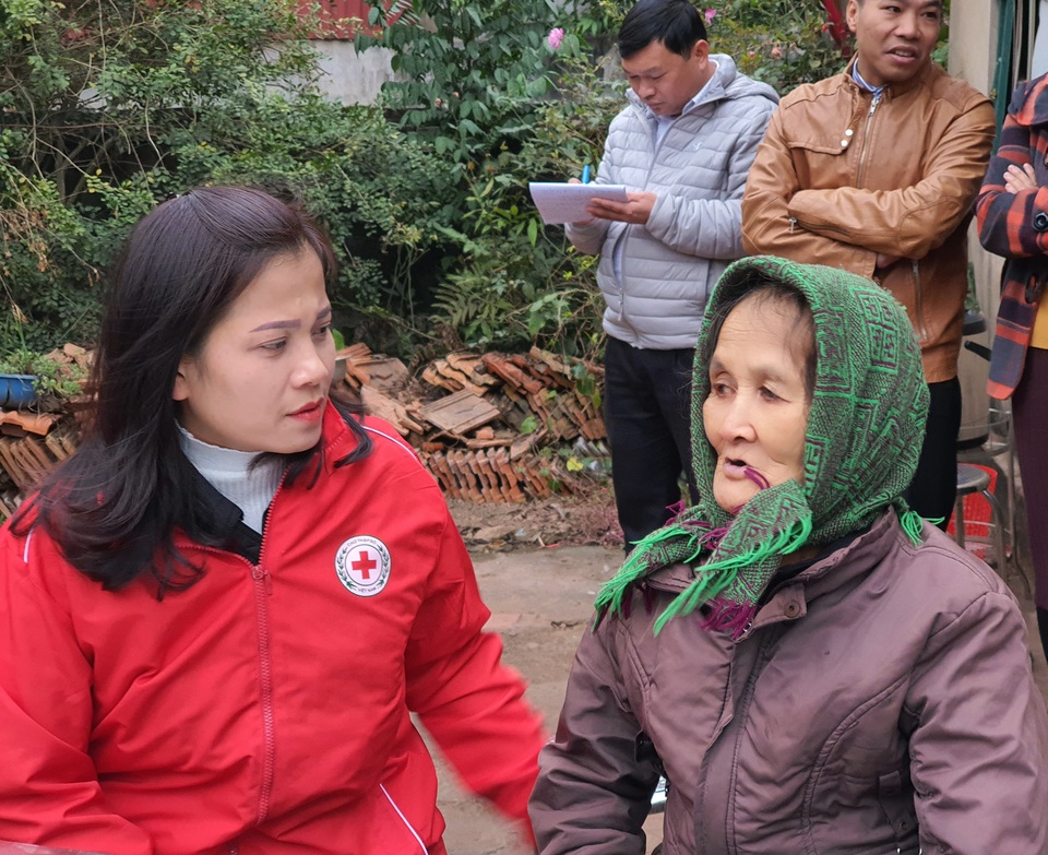 Bạn đọc dành tình thương giúp đỡ 2 người phụ nữ nghèo mơ bữa cơm có thịt - 3 Bạn đọc dành tình thương giúp đỡ 2 người phụ nữ nghèo mơ bữa cơm có thịt - 3