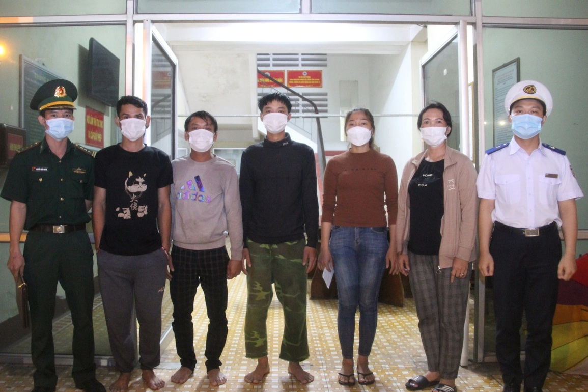 3 người bấu víu một miếng xốp lênh đênh trên biển nhiều giờ - 1 3 người bấu víu một miếng xốp lênh đênh trên biển nhiều giờ - 1