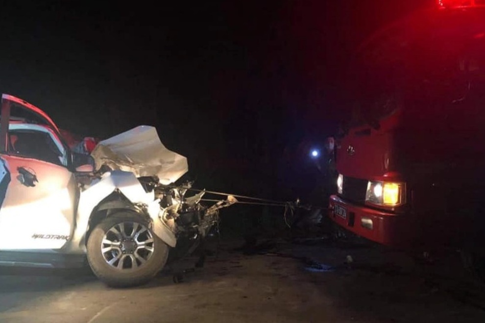 Xe bán tải bẹp rúm sau tai nạn, một người chết, 3 người bị thương - 1 Xe bán tải bẹp rúm sau tai nạn, một người chết, 3 người bị thương - 1