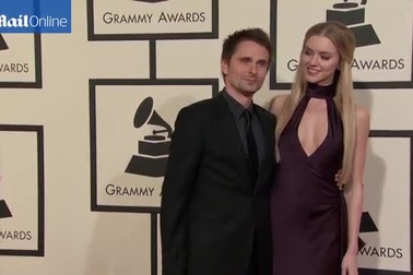 Thủ lĩnh nhóm Muse đưa bạn gái xinh đẹp dự Grammy năm 2016