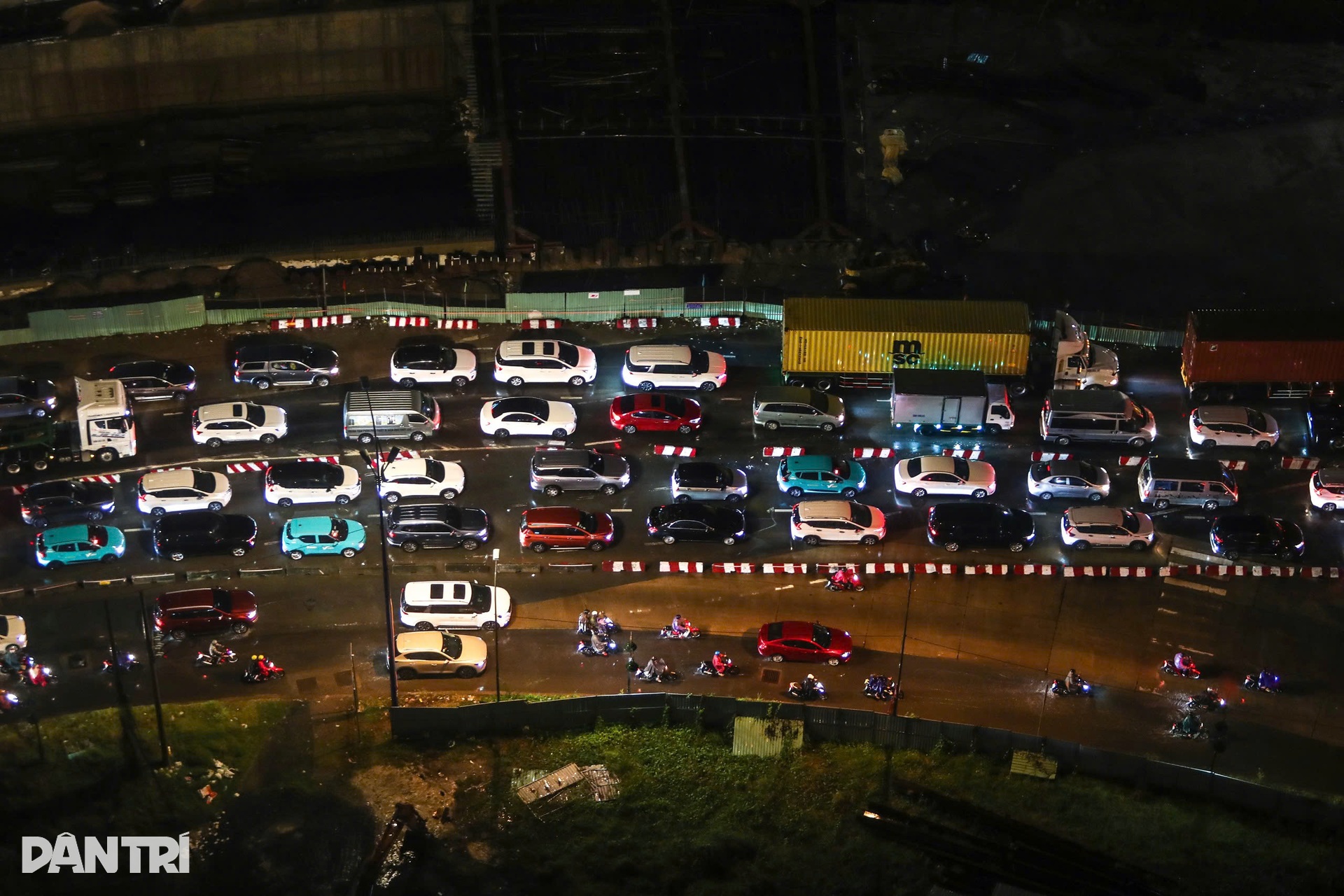 Giao thông tê liệt sau cơn mưa lớn ở TPHCM - 11 Giao thông tê liệt sau cơn mưa lớn ở TPHCM - 11