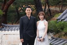 Hoa hậu Hải Dương chụp ảnh cùng tài tử Hyun Bin