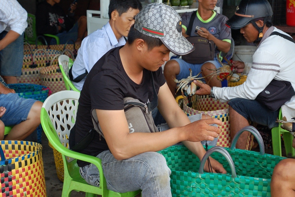 Pasar lelongan ketam yang unik di Barat - 4 Độc lạ chợ đấu giá cua ở miền Tây - 4