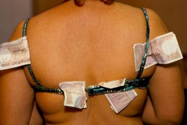 "Không nhận tiền nhét trong quần áo lót"