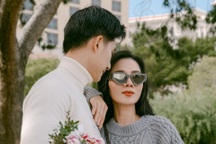 Lâm Bảo Châu ân cần chăm sóc, mang giày cho Lệ Quyên giữa tin đồn chia tay