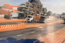 Xe ben đâm giải phân cách và húc đổ cột đèn, gây họa cho ô tô ngược chiều