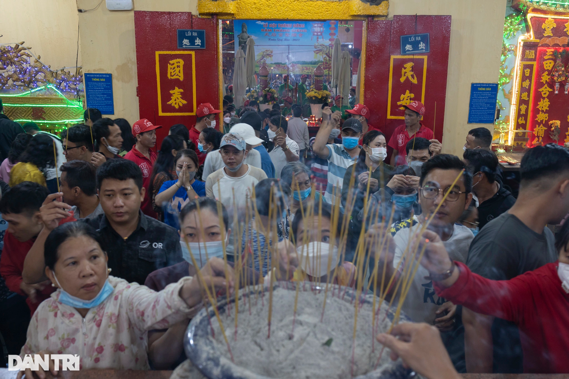 Hàng nghìn người xuyên đêm viếng chùa Bà Thiên Hậu ở Bình Dương - 13 Hàng nghìn người xuyên đêm viếng chùa Bà Thiên Hậu ở Bình Dương - 13