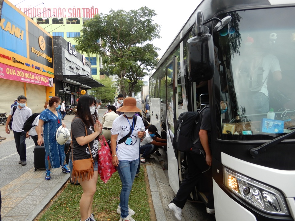 Đà Nẵng: Khách sạn có 2 người Anh mắc Covid-19 hết cách ly - 4 Đà Nẵng: Khách sạn có 2 người Anh mắc Covid-19 hết cách ly - 4