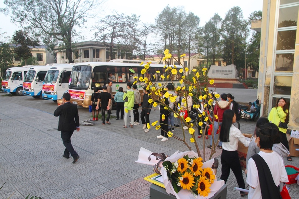 Ấm áp những chuyến xe miễn phí về Tết cho sinh viên vùng bão lũ - 3 Ấm áp những chuyến xe miễn phí về Tết cho sinh viên vùng bão lũ - 3