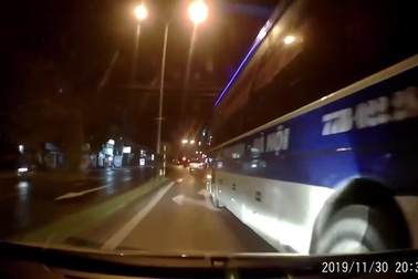 Xe giường nằm vượt ẩu, tạt đầu suýt gây tai nạn cho xe đi cùng chiều