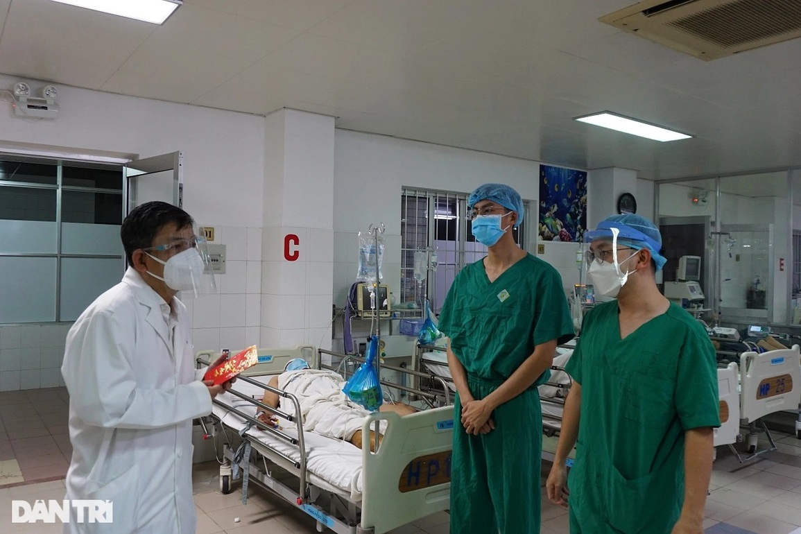 Giao thừa căng mình ở bệnh viện và niềm vui vỡ òa khi cấp cứu thành công - 8 Giao thừa căng mình ở bệnh viện và niềm vui vỡ òa khi cấp cứu thành công - 8