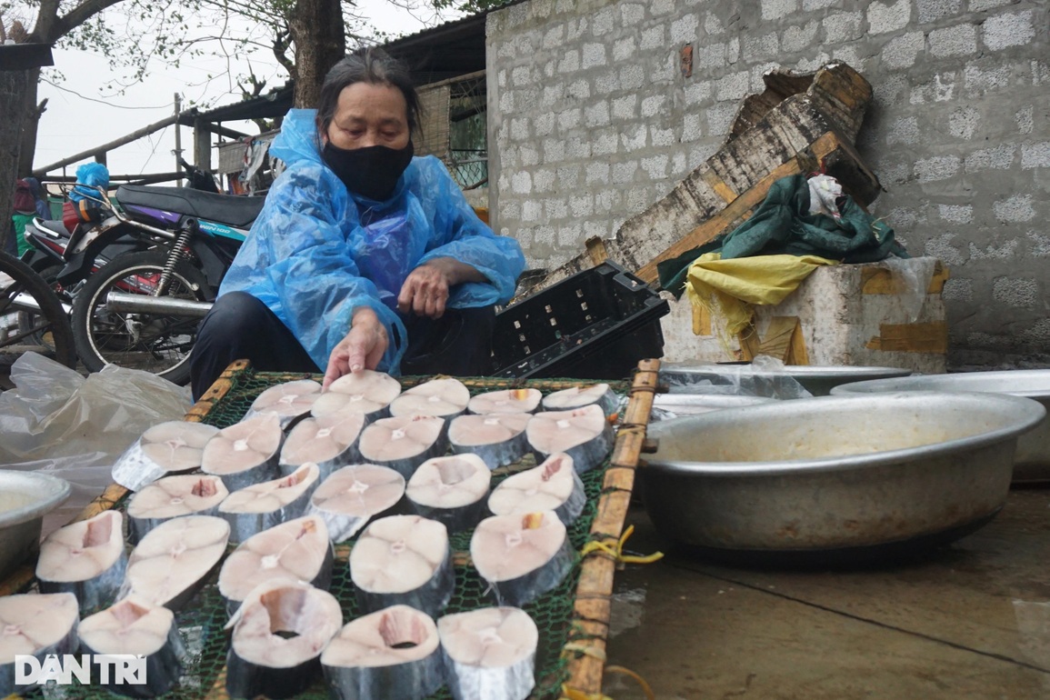 Nhu cầu gấp đôi, thợ toát mồ hôi nướng cá trong giá rét phục vụ khách Tết - 2