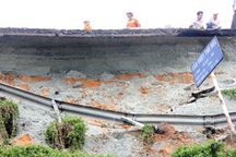 Cầu vượt Thủ Đức sạt lở nghiêm trọng do mưa lớn kéo dài?