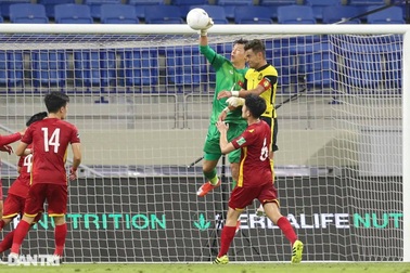 Thủ môn Bùi Tấn Trường: Người hùng đứng dậy từ bi kịch