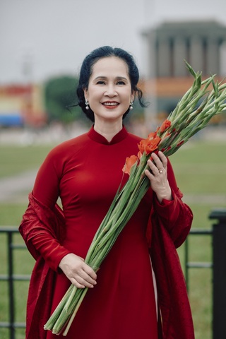 NSND Lan Hương xúc động tái hiện ảnh cưới: "Anh Kỷ tự tay bó hoa cho tôi" - 9