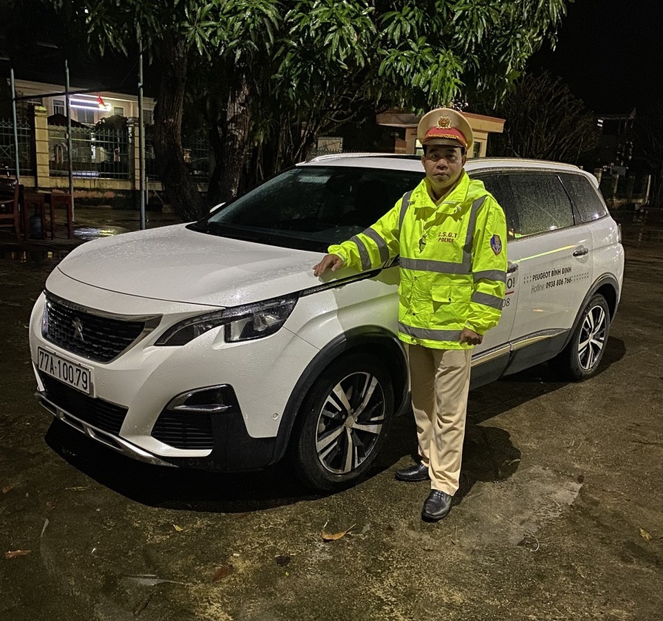 Bắt 2 tên trộm ô tô đang phê ma túy, tông vào công an để tẩu thoát - 3 Bắt 2 tên trộm ô tô đang phê ma túy, tông vào công an để tẩu thoát - 3