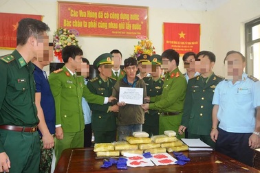 Tóm gọn đối tượng người Lào mang 60.000 viên ma túy vào Việt Nam