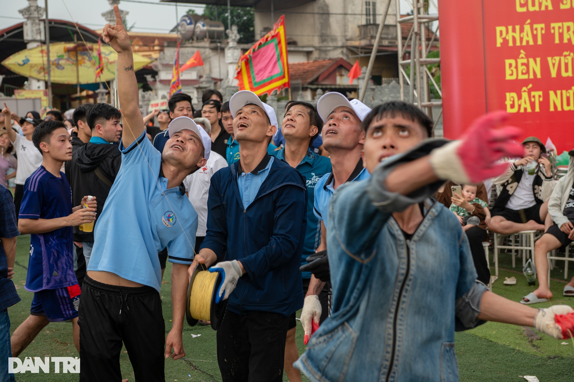Những cánh diều khủng dài 4m ở hội thi làng Bá Dương Nội - 9 Những cánh diều khủng dài 4m ở hội thi làng Bá Dương Nội - 9