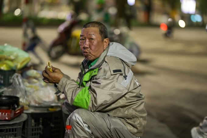 Anh Trần Đình Phương (56 tuổi) là công nhân làm việc tại Công ty Cổ phần Môi trường và Công trình đô thị Huế (HEPCO). Dù công việc rất vất vả, nhưng anh đã gắn bó với công việc này được 28 năm, bằng đúng nửa cuộc đời mình. Gia đình anh Phương thuộc diện khó khăn, vợ bán trái cây tại chợ Cầu Kho (TP Huế). Những ngày bình thường, sau khi xong việc Công ty giao, anh Phương lại phải đi chở hàng cho vợ và cho các tiểu thương trong chợ Cầu Kho để kiếm thêm thu nhập.